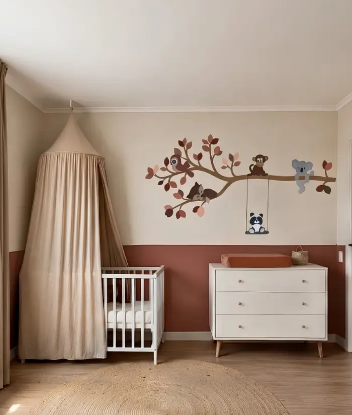Terracotta babykamer met dierentak muurdecoratie